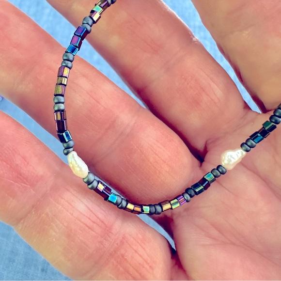 Bohemian bracelet, iridescent seed beads with freshwater pearls. - Picture 2 of 6